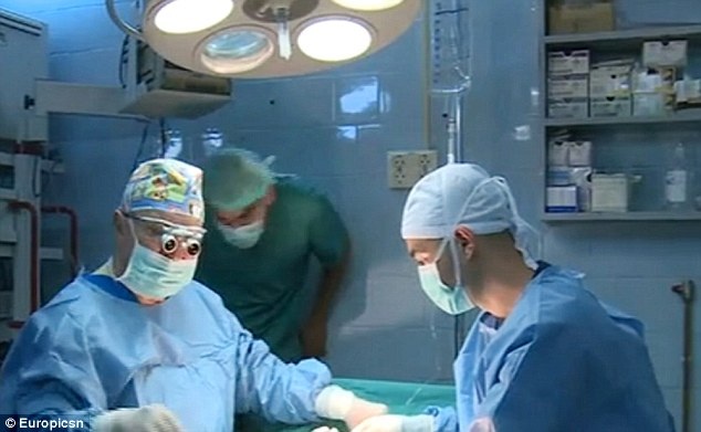 Ba người cùng chung một quả thận - 1 Ba người cùng chung một quả thận