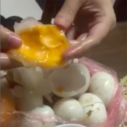 Phở nước béo mỡ thối, thịt xiên nướng tẩm gia vị Tàu - 3 Hình ảnh trứng gà với lòng trắng đông như thạch, lòng đỏ keo
dính. Ảnh cắt từ clip.