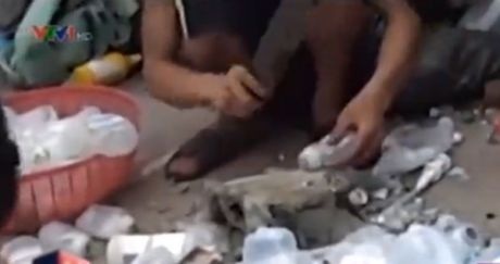 Phở nước béo mỡ thối, thịt xiên nướng tẩm gia vị Tàu - 4 Hình ảnh trứng gà với lòng trắng đông như thạch, lòng đỏ keo
dính. Ảnh cắt từ clip.