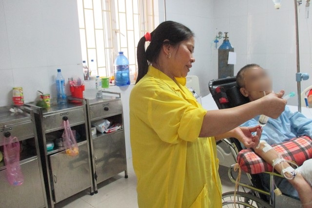 Việc cho bệnh nhân ăn đã trở nên thành thục với một hộ lý
nghiệp dư như chị Mỳ. Ảnh N.Mai