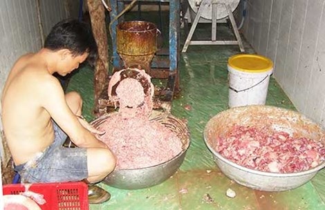 Bò viên làm từ... thịt thối - 2 Ở trần ngồi xay thịt với máy xay rỉ sét