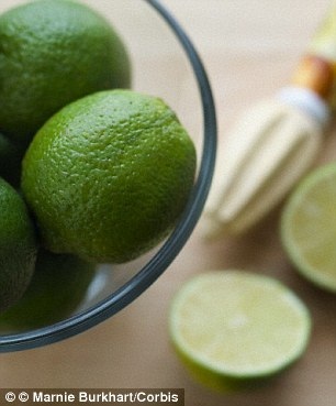 Trị đầy bụng, khó tiêu theo triết thuyết của người Ấn Độ - 1 Uống nước chanh ấm vào mỗi sáng để kích hoạt đường ruột
