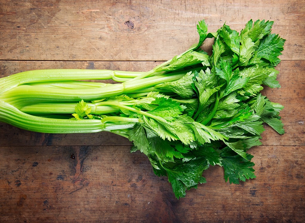 7 thực phẩm tốt cho ngày hè - 3 3. Cần tây