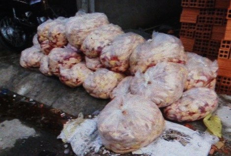 Hơn 600kg đầu gà hôi thối nằm trên Quốc lộ 1A, quận 12. Ảnh:
CTV