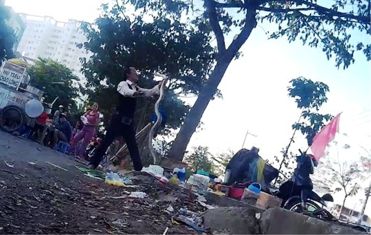 TP HCM: "Thần y" lừa đảo bán thuốc dỏm tái xuất - 2 Trình diễn màn con nưa biết hút thuốc để thu hút người đi đường