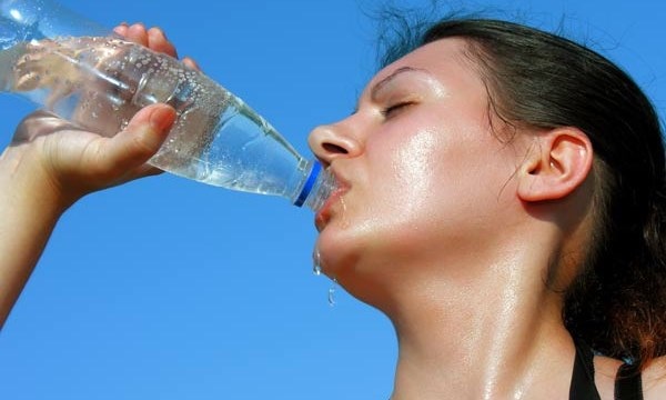 Uống nước lạnh, ngồi điều hòa dễ hư thận, nhũn não - 1 Nước đá
giảm nhiệt nội tạng đột ngột dẫn tới hư thận