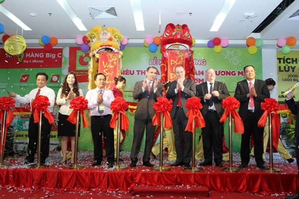 Big C trên “miền đất hứa” Hà Đông - 1 Lãnh đạo Hệ thống siêu thị Big C và khách mời cắt băng khai trương Big C Hồ Gươm”