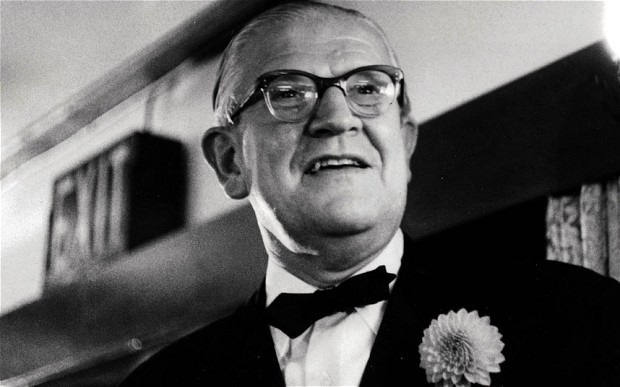 Phẫu thuật thẩm mỹ: Từ chiến trường tới phim trường và đời thường - 2 Archibald McIndoe