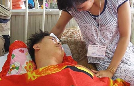 Tài xế xe cấp cứu: Nghề đối mặt tử thần - 1 Tài xế
Chiển vẫn lúc tỉnh lúc mê sau một tuần bị tai nạn đang được vợ chăm sóc. Ảnh:
TRẦN NGỌC