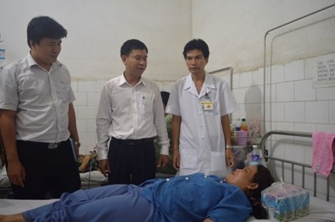 Vụ 200 công nhân ngộ độc tại Bình Dương: Suất ăn quá rẻ! - 1 Đoàn công tác đã đến thăm hỏi động viên các công nhân bị ngộ
độc. Ảnh: Tiến Tân