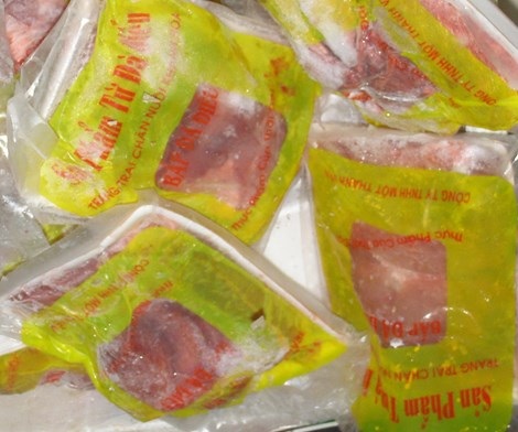 Phát hiện cơ sở nghi "phù phép" thịt heo thành thịt nai, đà điểu - 1 Bao bì thịt đà điểu không ghi tên và địa chỉ cở sở sản xuất.
Ảnh: TRẦN NGỌC