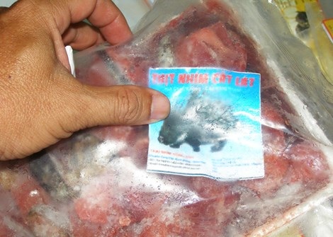 Phát hiện cơ sở nghi "phù phép" thịt heo thành thịt nai, đà điểu - 2 Nhãn và bao bì thịt nhím đóng gói không có tên và địa chỉ
doanh nghiệp sản xuất. Ảnh: TRẦN NGỌC