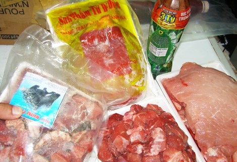 Phát hiện cơ sở nghi "phù phép" thịt heo thành thịt nai, đà điểu - 4 Nhãn và bao bì thịt nhím đóng gói không có tên và địa chỉ
doanh nghiệp sản xuất. Ảnh: TRẦN NGỌC