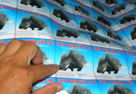 Phát hiện cơ sở nghi "phù phép" thịt heo thành thịt nai, đà điểu - 5 Nhãn in dòng chữ “thịt nhím cắt lát” được phát hiện tại cơ
sở bà Thy. Ảnh: TRẦN NGỌC