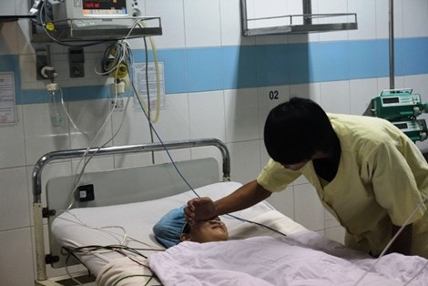 Mổ bắt con thành công cho cô gái bị ung thư máu - 2 Anh Vương đang chăm sóc chị Huệ tại bệnh viện.