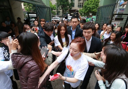 Hoàng Hậu Ki trong vòng vây của fan hâm mộ