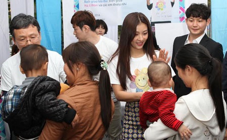 Diễn viên Ha Ji Won thân thiện với trẻ em khuyết tật Việt Nam - 4 Ngôi sao tỏ rõ sự rất thân thiện với mọi người