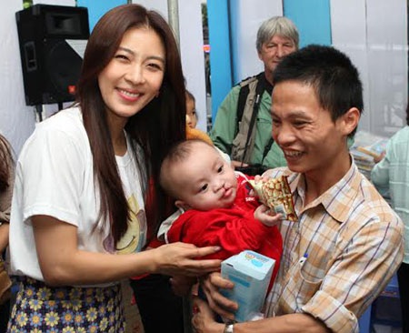 Diễn viên Ha Ji Won thân thiện với trẻ em khuyết tật Việt Nam - 3 Hoàng Hậu Ki trong vòng vây của fan hâm mộ