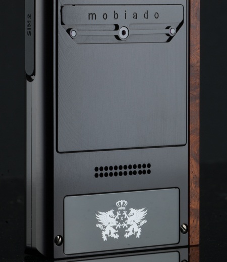 Chiêm ngưỡng mẫu điện thoại mừng sinh nhật 10 năm của Mobiado - 5 Logo đặc biệt nhân dịp kỉ niệm 10 năm, chỉ xuất hiện
trên sản phẩm PRO 3X.