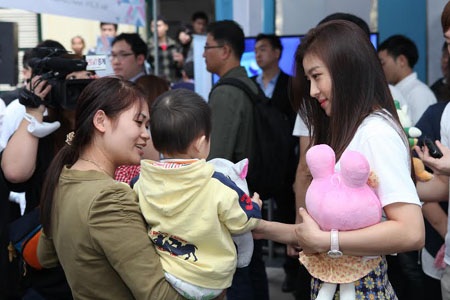 Diễn viên Ha Ji Won thân thiện với trẻ em khuyết tật Việt Nam - 5 Ngôi sao tỏ rõ sự rất thân thiện với mọi người