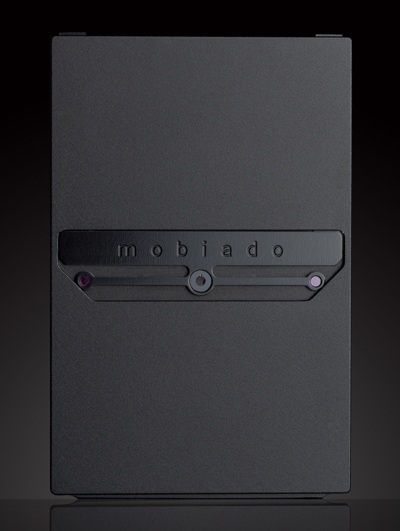 Chiêm ngưỡng mẫu điện thoại mừng sinh nhật 10 năm của Mobiado - 7 Chi tiết khóa nắp pin sang trọng với 3 viên hồng ngọc.