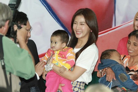 Diễn viên Ha Ji Won thân thiện với trẻ em khuyết tật Việt Nam - 6 Ngôi sao tỏ rõ sự rất thân thiện với mọi người