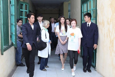 Diễn viên Ha Ji Won thân thiện với trẻ em khuyết tật Việt Nam - 2 Hoàng Hậu Ki trong vòng vây của fan hâm mộ