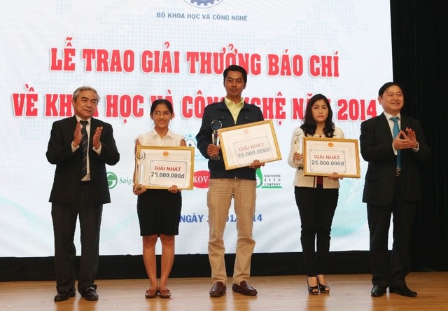 Trao giải thưởng báo chí về Khoa học Công nghệ - 1 Nhóm tác giả đoạt giải nhất.