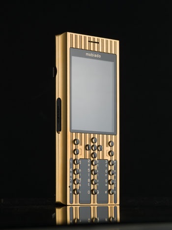 Mobiado ra mắt điện thoại vàng Pro 3GCB - 3 Nghệ thuật matte nổi bật tinh thần Engineering art với những đường cắt mạnh mẽ.