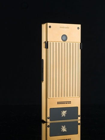 Mobiado ra mắt điện thoại vàng Pro 3GCB - 4 Nghệ thuật matte nổi bật tinh thần Engineering art với những đường cắt mạnh mẽ.