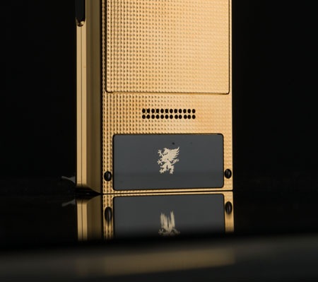 Mobiado ra mắt điện thoại vàng Pro 3GCB - 6 Logo Mobiado được dát vàng tinh tế trên nền sapphire đen.