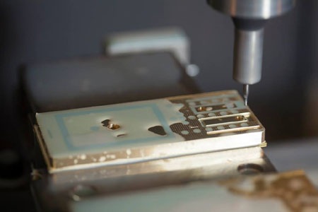 Mobiado ra mắt điện thoại vàng Pro 3GCB - 7 Quy trình chế tác trên máy CNC với sai số chỉ bằng 1/6 sợi tóc.