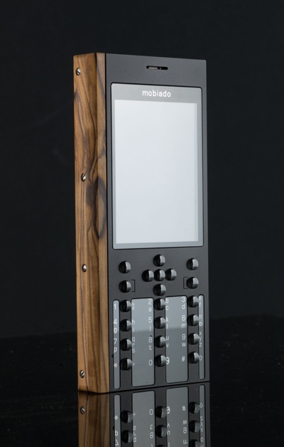 Chiêm ngưỡng điện thoại siêu sang “10 năm trong 1” của Mobiado - 6 Phím sapphire được chế tác thủ công tỉ mỉ, mỗi phím
sapphire tiêu tốn 60 giờ để hoàn thiện