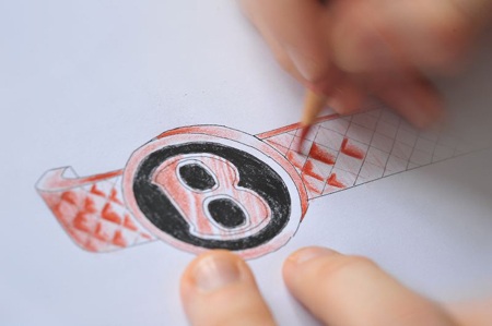 Nhà thiết kế đang phác thảo một mẫu kính
Bentley.