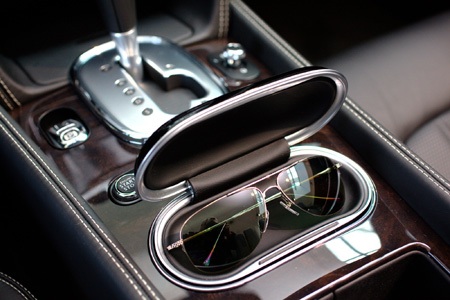 Kính Bentley, “khuôn vàng thước ngọc” của xa xỉ - 6 Tỉ mỉ đến từng chi tiết, vỏ hộp kính được thiết kế vừa vặn với hộc đựng trên mỗi chiếc ô tô Bentley