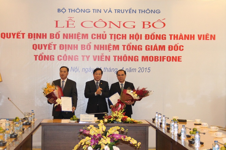 Bộ trưởng Nguyễn Bắc Son trao quyết định cho ông Lê Nam Trà va ông Cao Duy Hải. (Ảnh: mic.gov.vn)