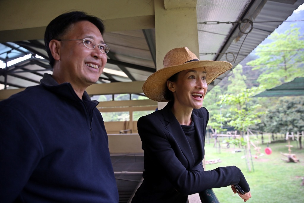 Maggie Q đến thăm chú gấu ngựa mang tên “Maggie” ở Tam Đảo - 1 Phạm Thanh