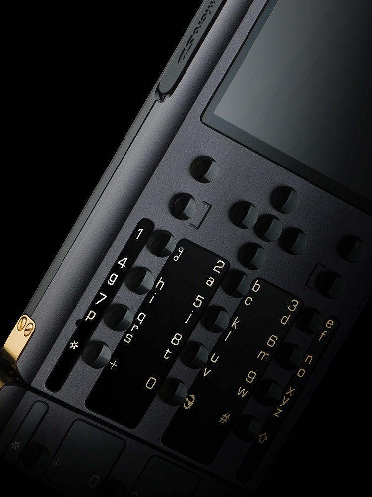 Mobiado là
hãng đầu tiên sử dụng sapphire vào chế tác điện thoại.