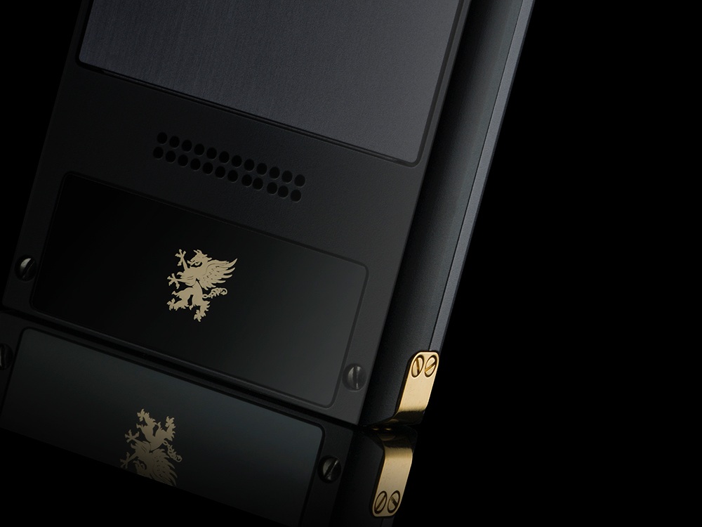 Mobiado là
hãng đầu tiên sử dụng sapphire vào chế tác điện thoại.