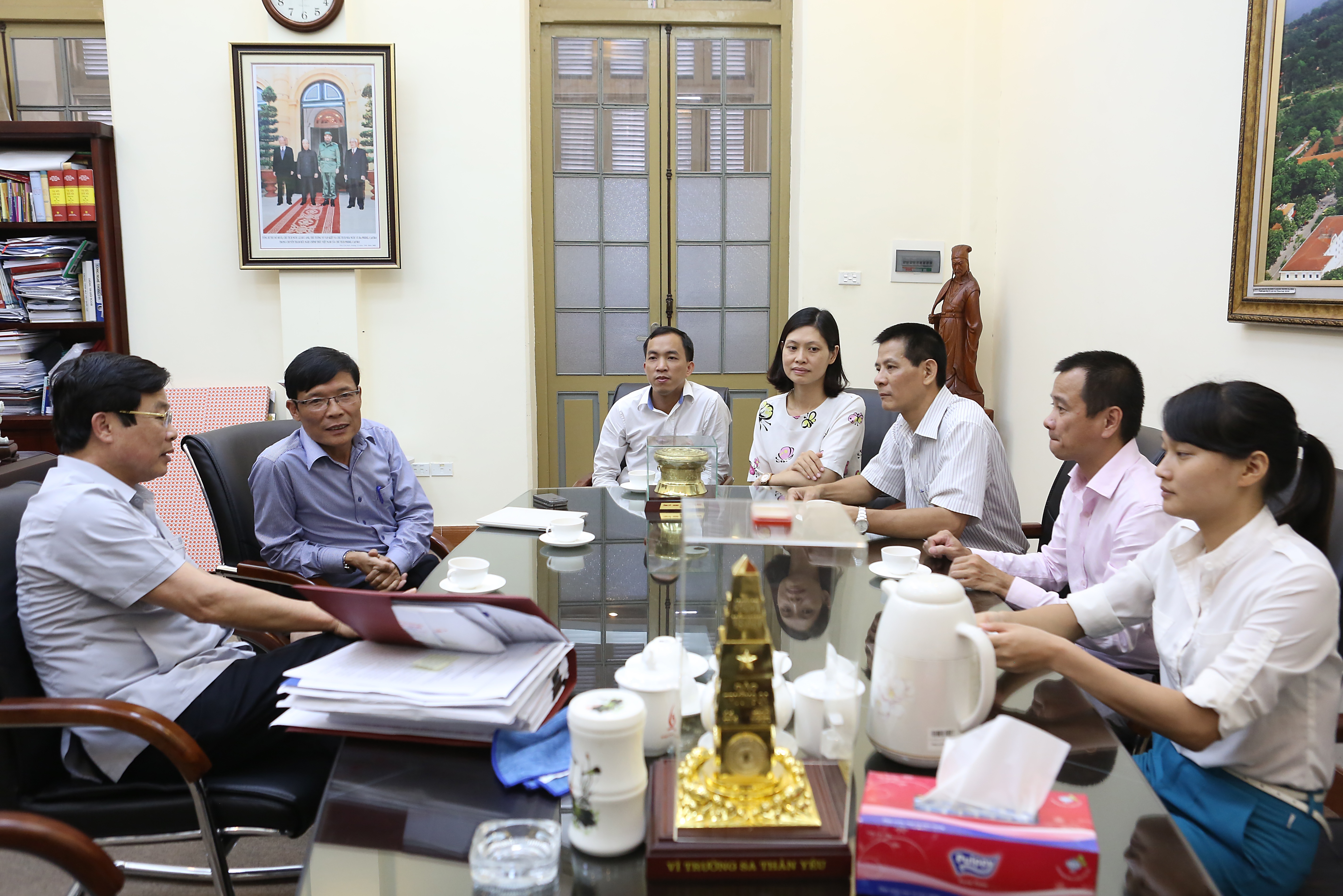 Bộ trưởng Bộ TT&TT sẽ tiếp dân định kỳ mỗi tháng - 1 Bộ trưởng
Nguyễn Bắc Son trao đổi với các nhà báo Trung tâm Thông tin. (