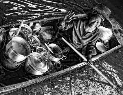 Vẫy chào hạnh phúc - Roger Alfonso (Thái Lan)