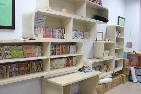 Giá sách tại phòng đọc miễn phí cho các cháu ở khoa Nhi