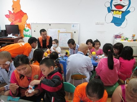 Giá sách tại phòng đọc miễn phí cho các cháu ở khoa Nhi