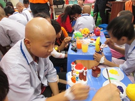 Các em bé mải miết sáng tạo, quên hết những nỗi đau của bệnh tật