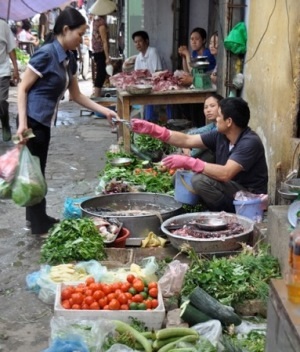 95% người mua và 73% người bán không thể nhận biết rau an toàn - 2 Đa số người tiêu dùng có thói quen mua rau ở chợ và mua theo kiểu tiện thể