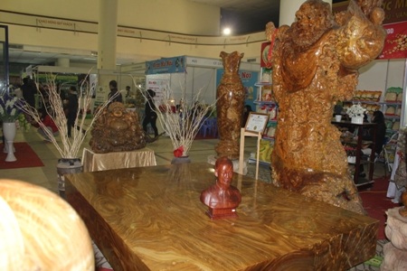 Chiếc phản làm từ gỗ nu Hà Giang