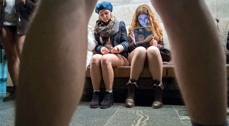 Không quần dài thản nhiên dạo phố