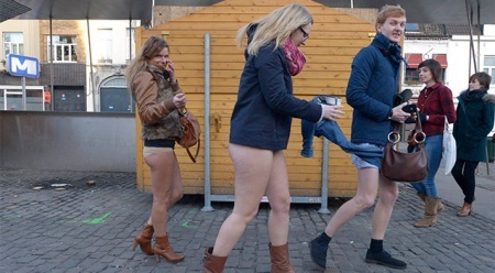 Không quần dài thản nhiên dạo phố