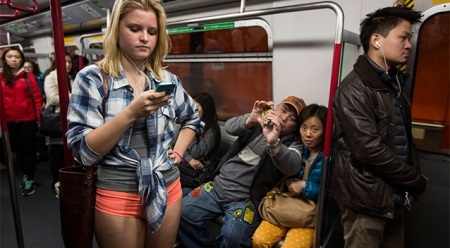 Không quần dài thản nhiên dạo phố