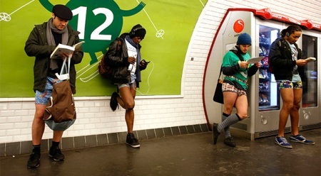 Không quần dài thản nhiên dạo phố